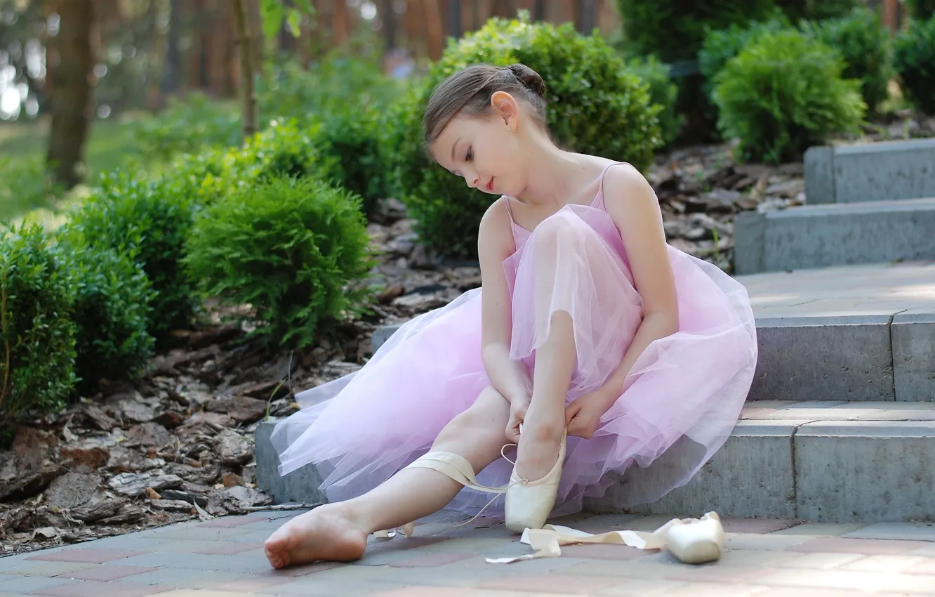 Фото обои зелень, девочка, girl, балерина, greenery, пуанты, ballerina, летний день