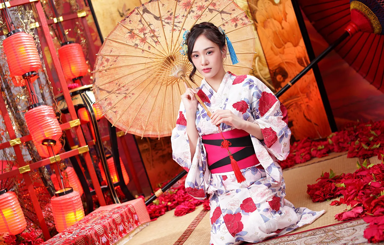 Фото обои взгляд, цветы, зонт, кимоно, фонарики, brown eyes, umbrella, flowers