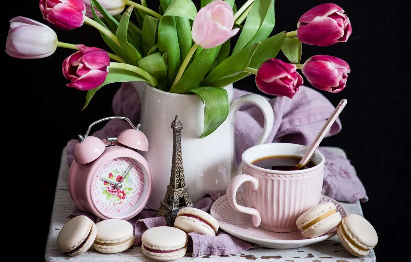 Фото обои чай, часы, тюльпаны, макаруны