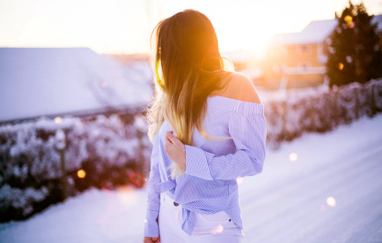 Фото обои зима, девушка, снег, плечо