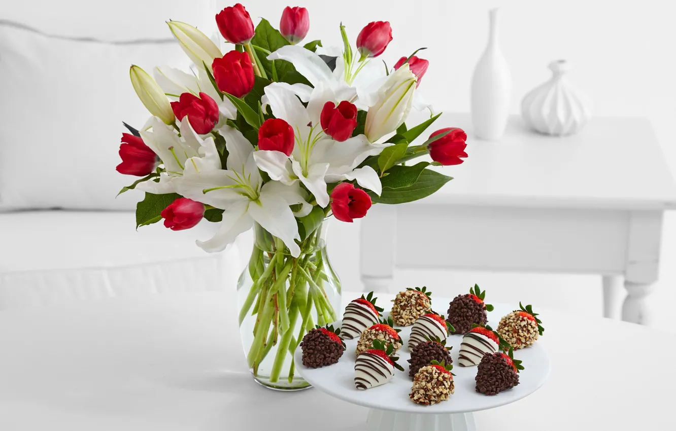 Фото обои шоколад, букет, клубника, тарелка, тюльпаны, красные, ваза, орехи