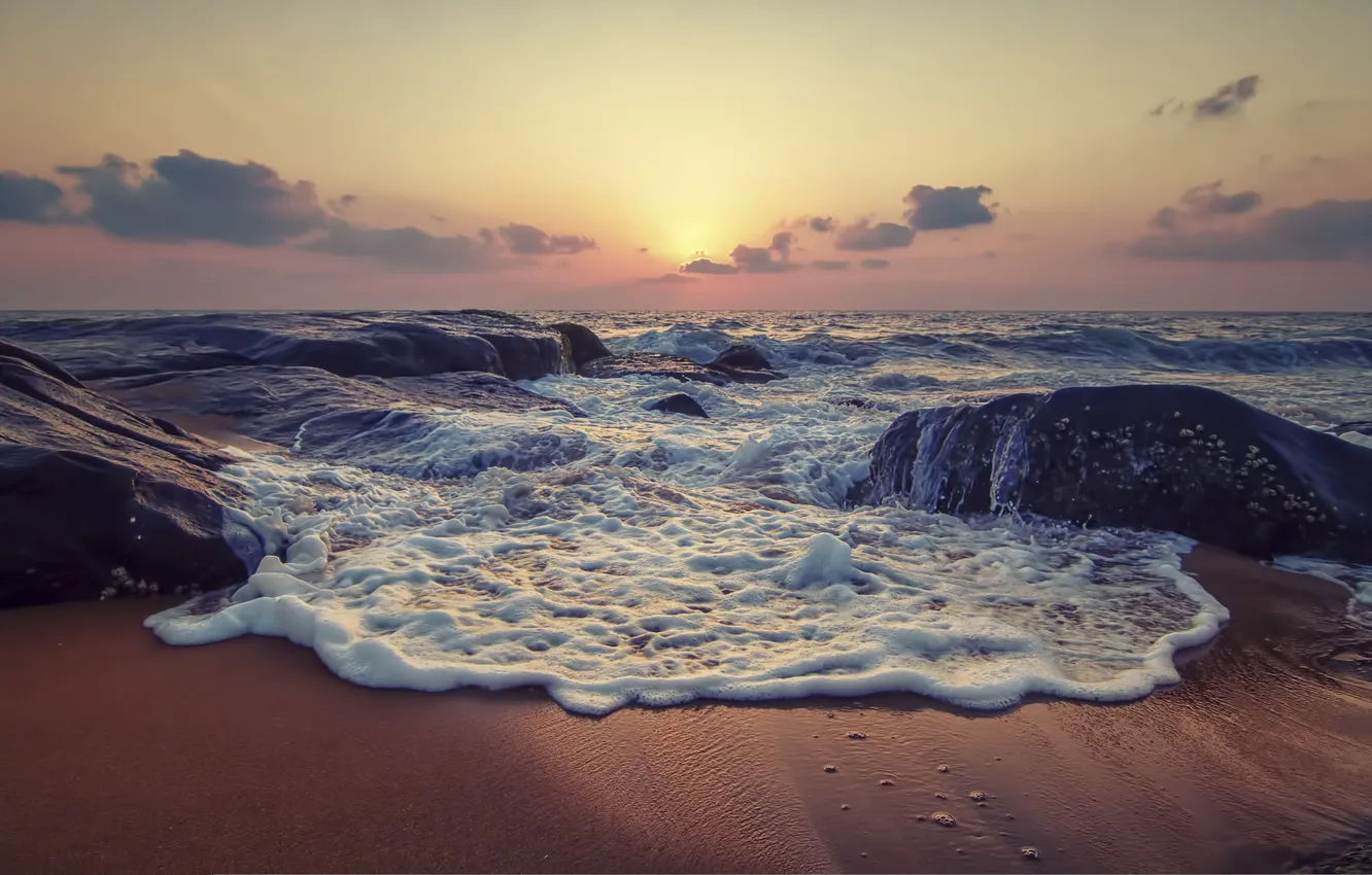 Фото обои волны, пляж, небо, солнце, облака, закат, скалы, горизонт