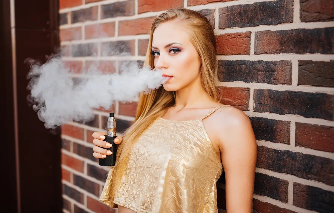 Фото обои smoking, woman, young, beautiful, vaping, e-cigarette