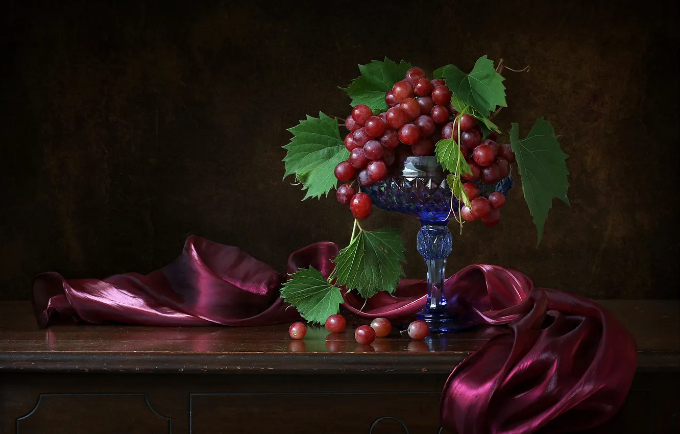 Фото обои листья, стиль, ягоды, виноград, ткань, ваза, натюрморт