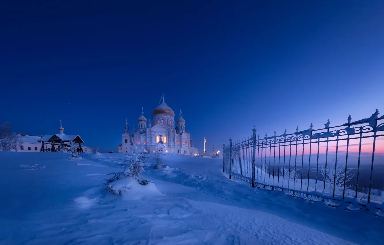 Фото обои зима, снег, закат, забор, храм, Россия, тропинка, Пермский край