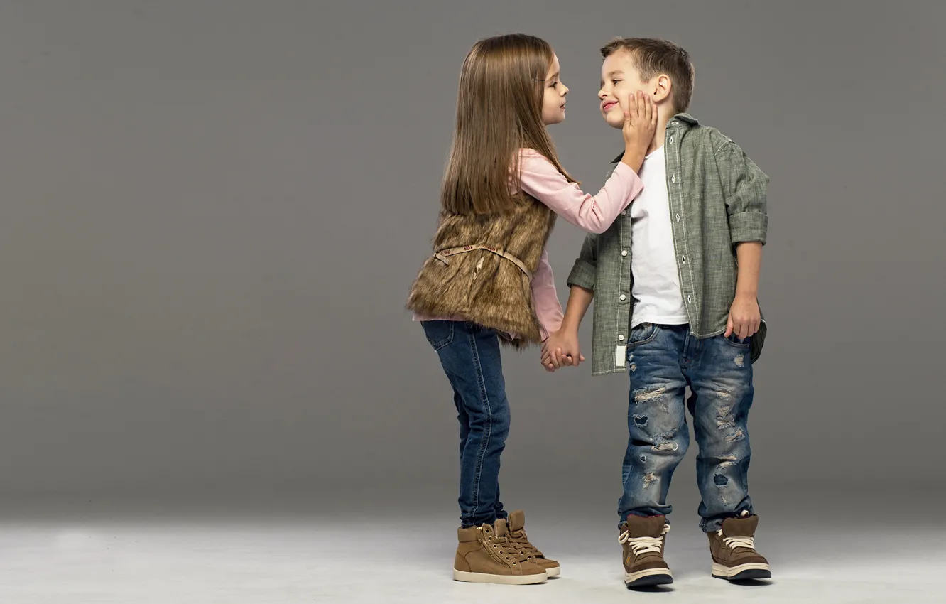 Фото обои счастье, дети, поза, джинсы, мальчик, девочка, за руки