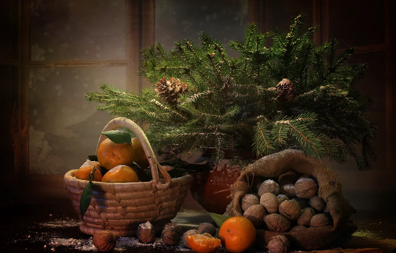 Фото обои зима, ветки, корзина, новый год, ель, окно, ёлка, фрукты
