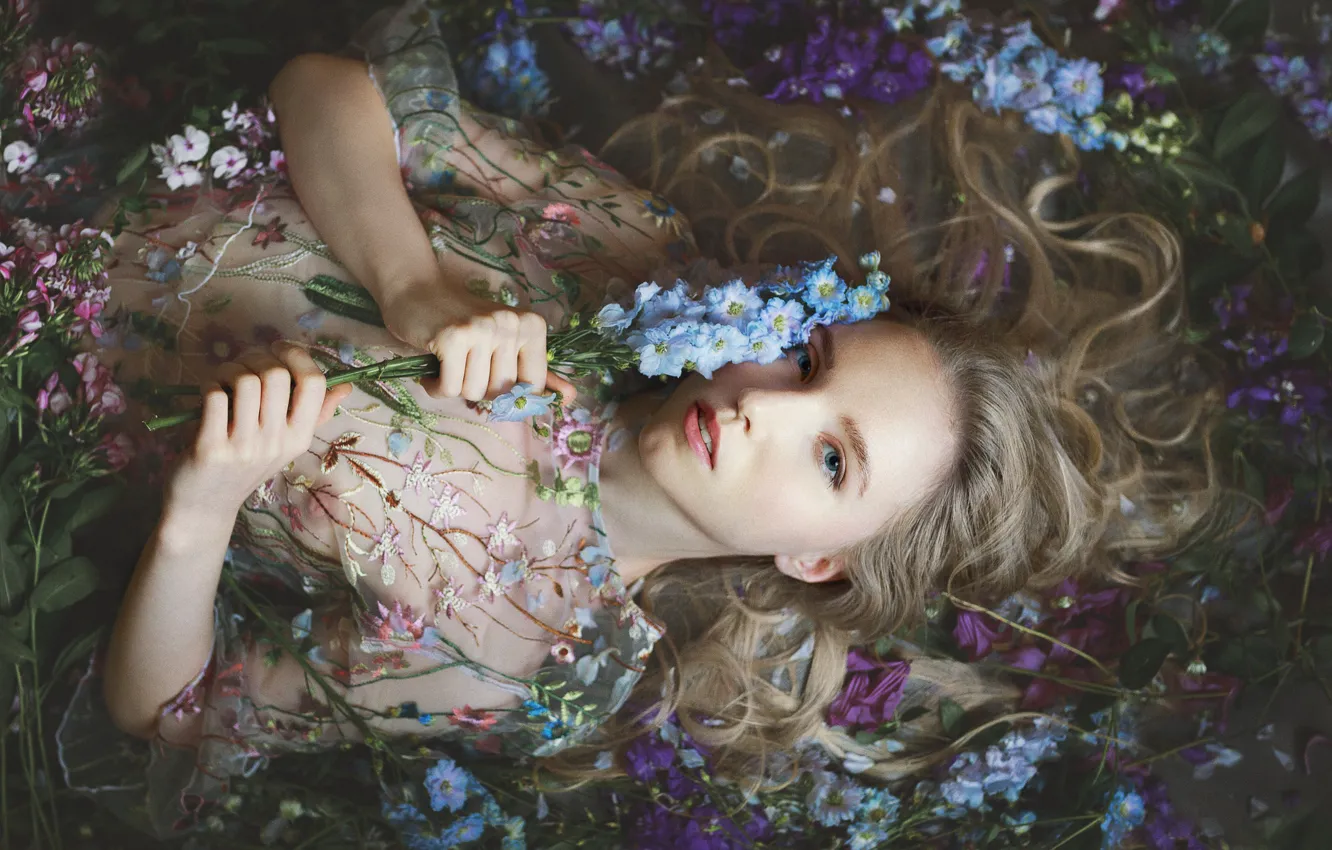 Фото обои девушка, цветы, платье, русая, Оксана Ведмеденко