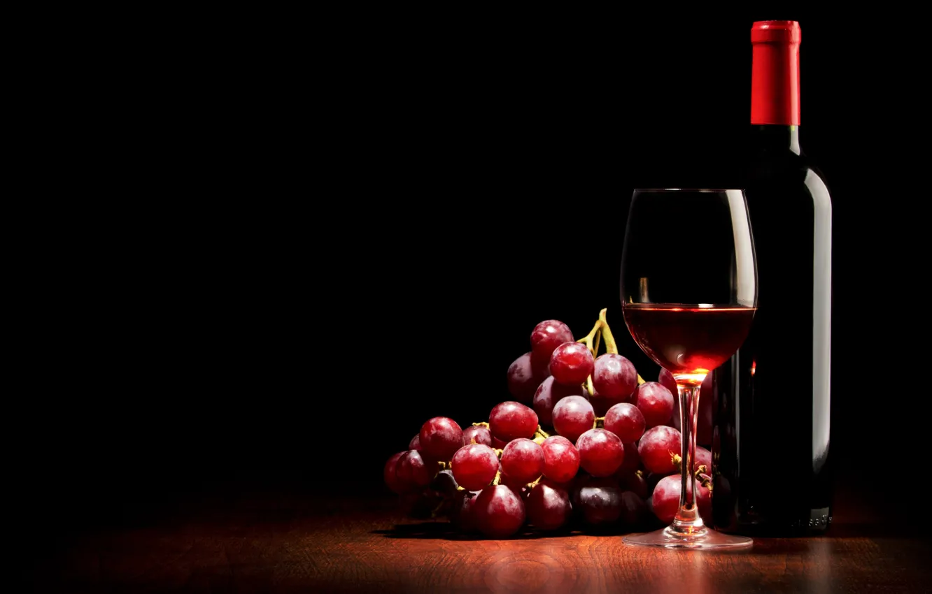 Фото обои вино, красное, бокал, бутылка, виноград, черный фон