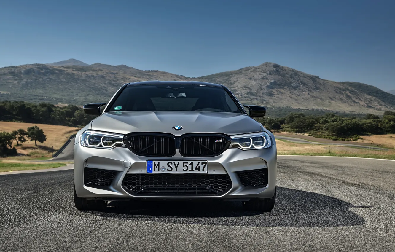 Фото обои серый, BMW, седан, вид спереди, 4x4, 2018, четырёхдверный, M5