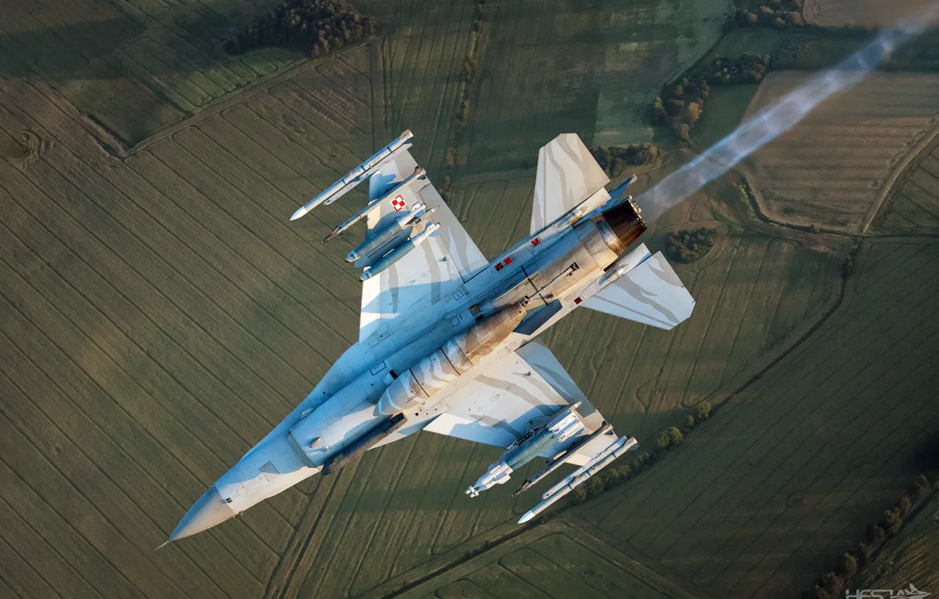 Фото обои Поле, F-16, Форсаж, F-16 Fighting Falcon, ВВС Польши, Авиабомба, ПТБ, AIM-120 AMRAAM