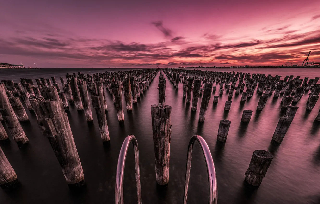 Фото обои столбы, водоем, сваи