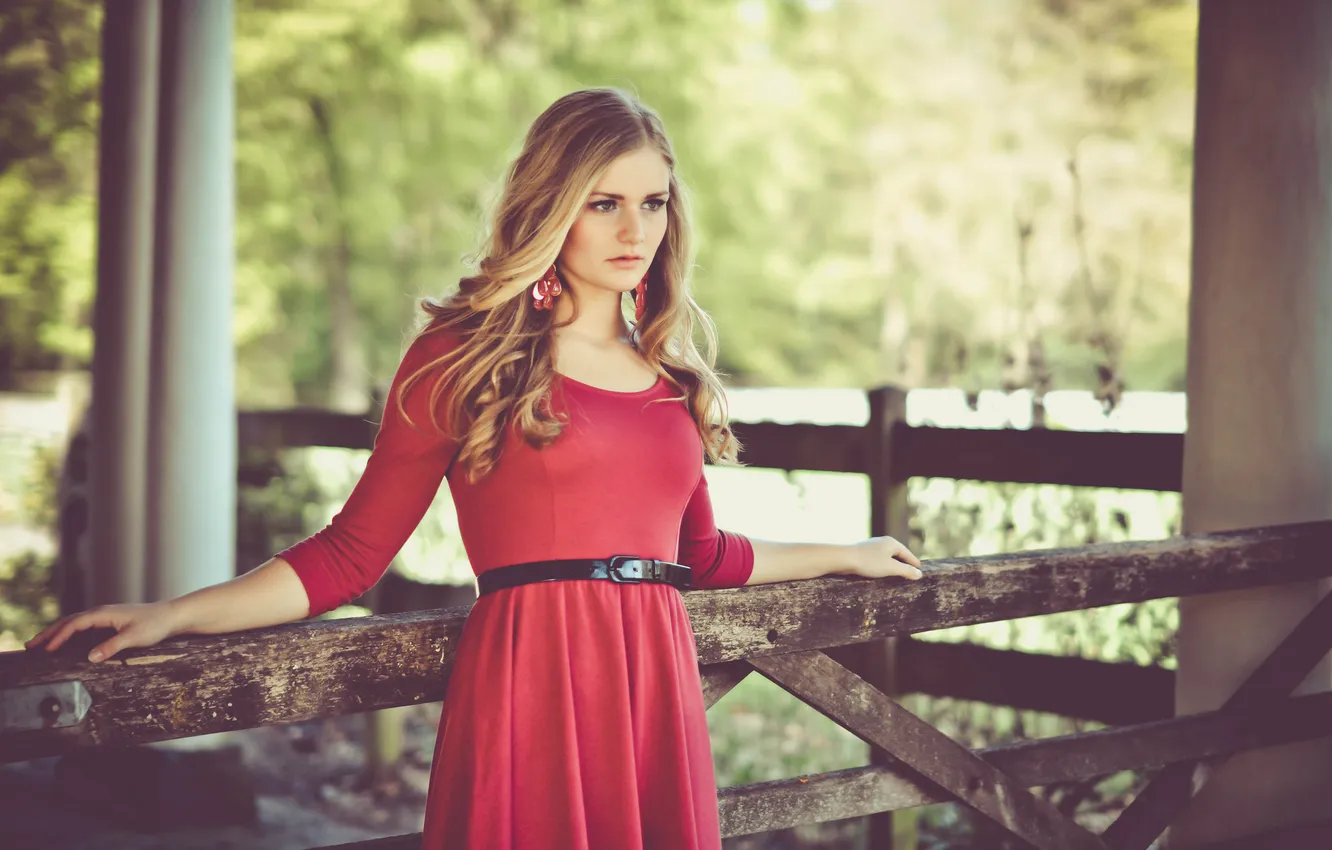 Фото обои платье, красное платье, dress, загон, светлые волосы, blonde hair, red dress, corral
