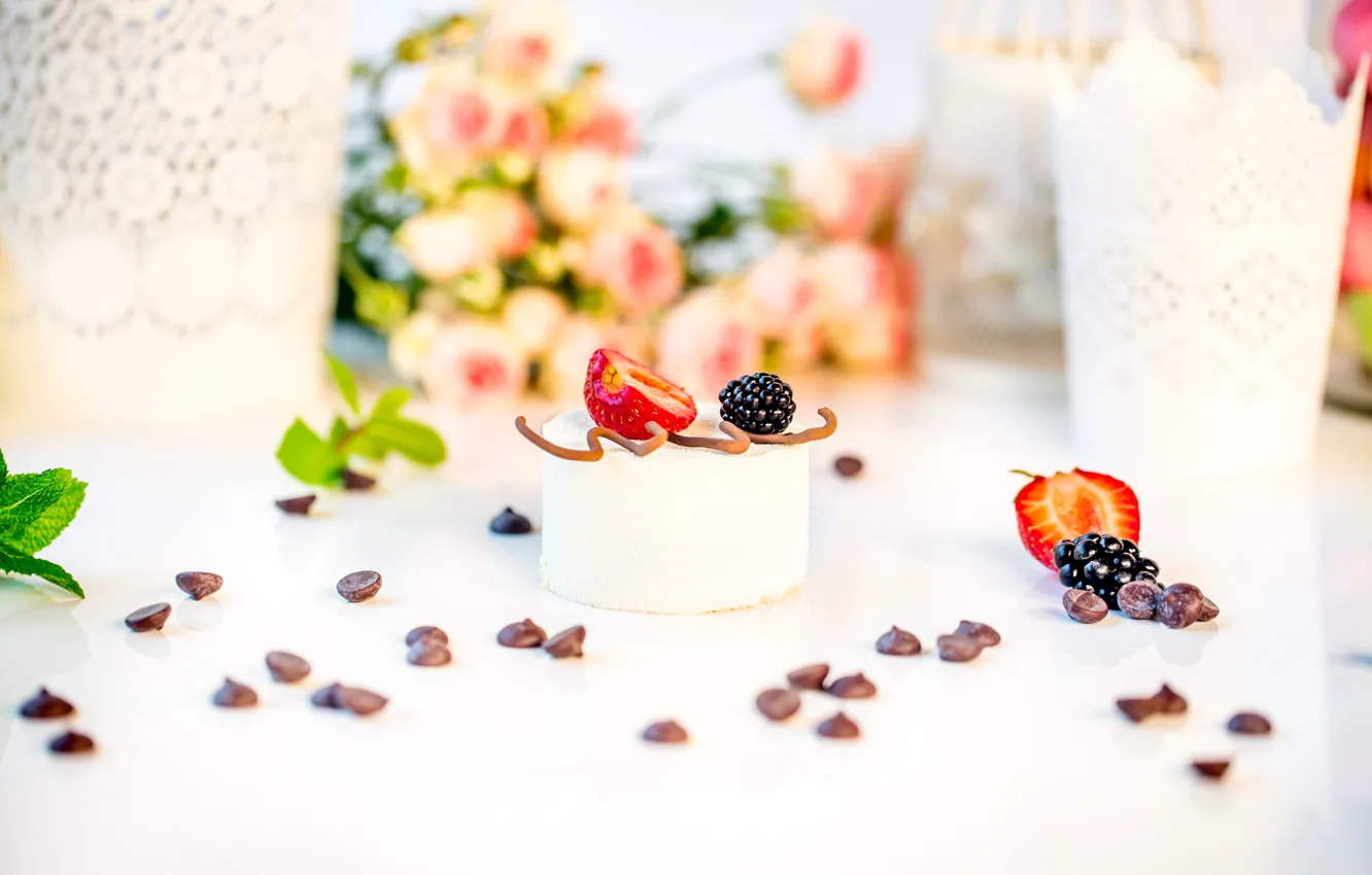 Фото обои ягоды, шоколад, розы, клубника, пирожное, десерт, ежевика