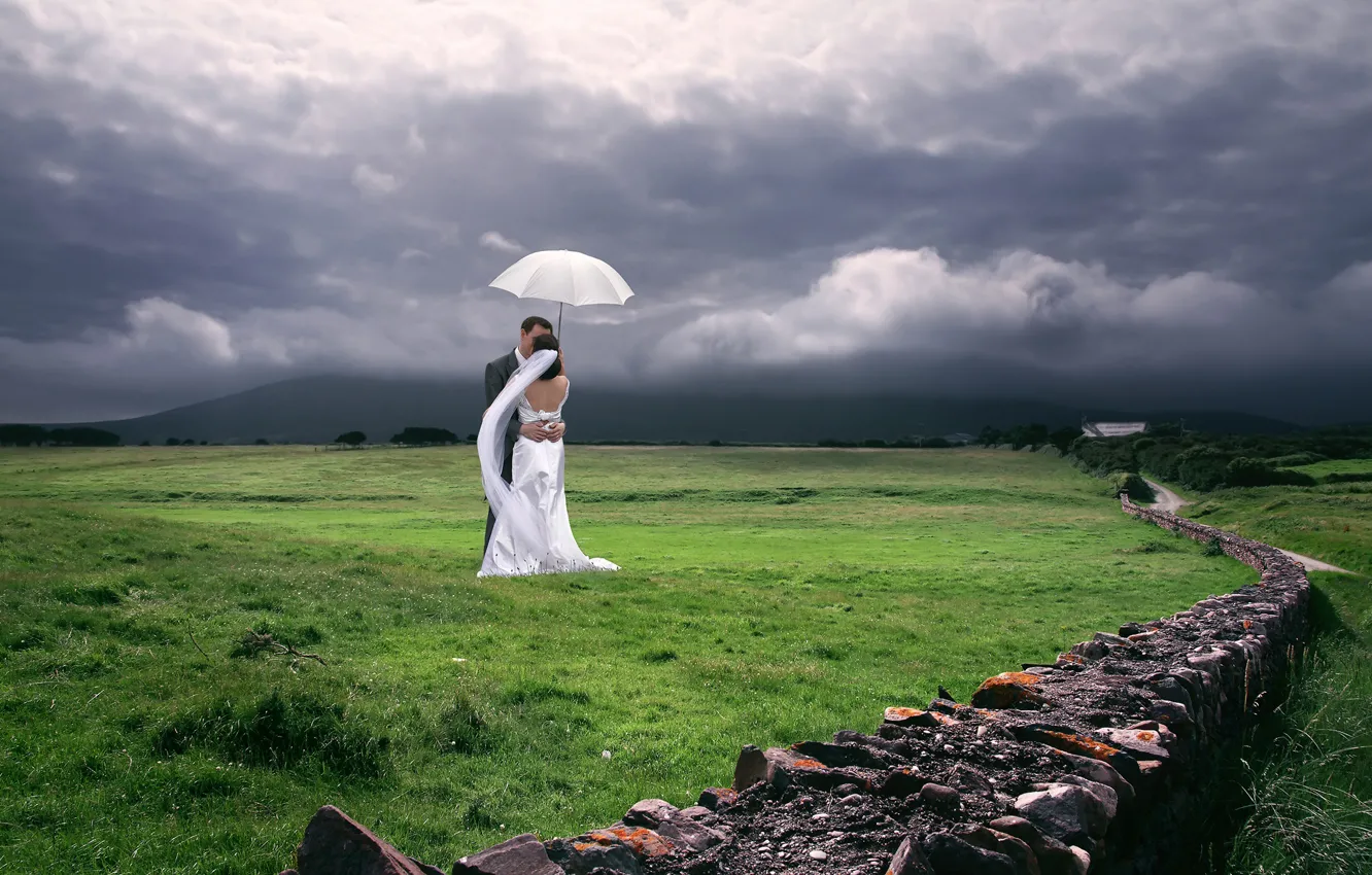 Фото обои небо, девушка, тучи, природа, зонт, платье, мужчина, невеста