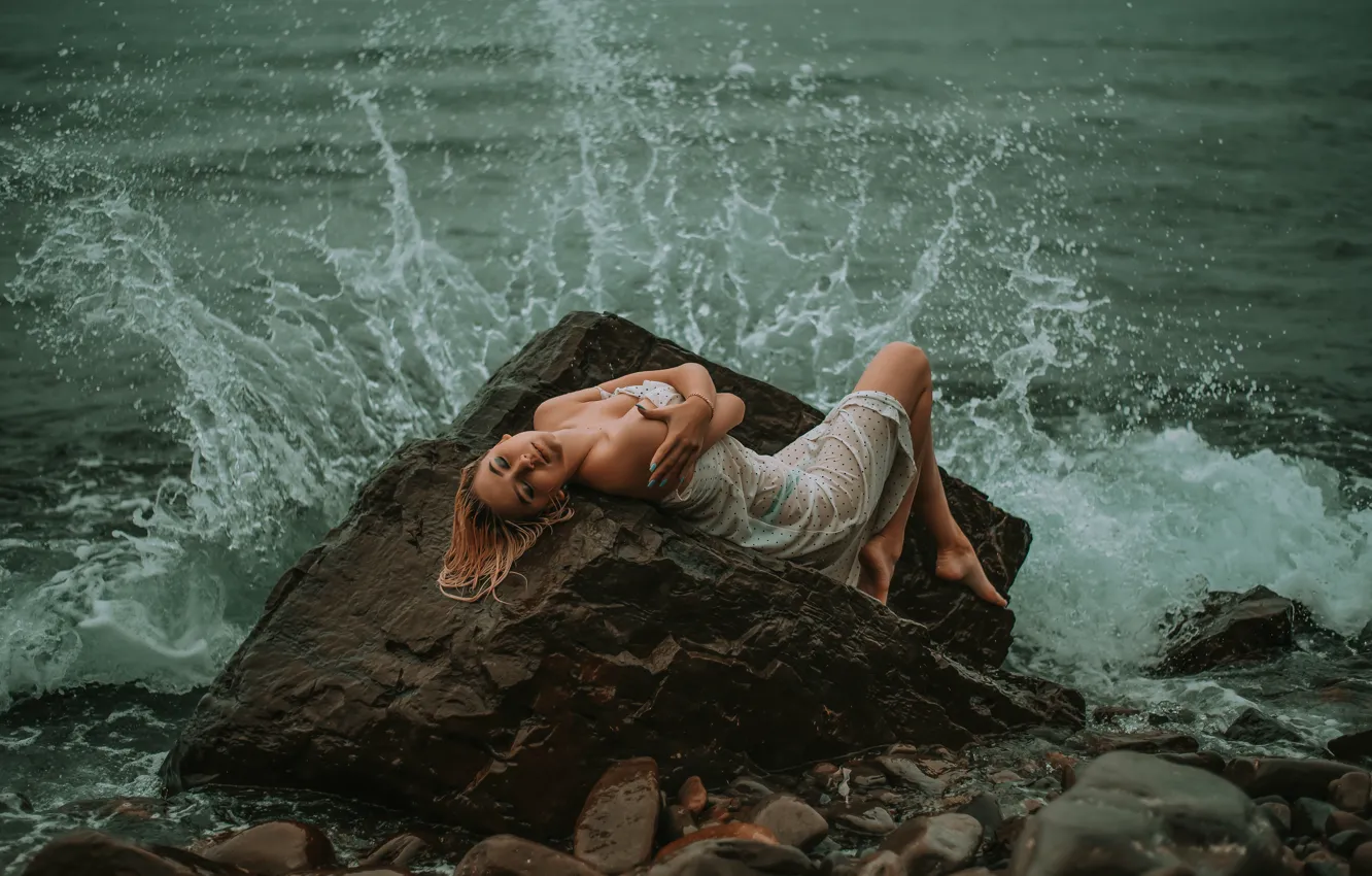 Фото обои БЛОНДИНКА, КАМНИ, МОРЕ, ВОДА, КАПЛИ, БРЫЗГИ, НАСТРОЕНИЕ, САРАФАН