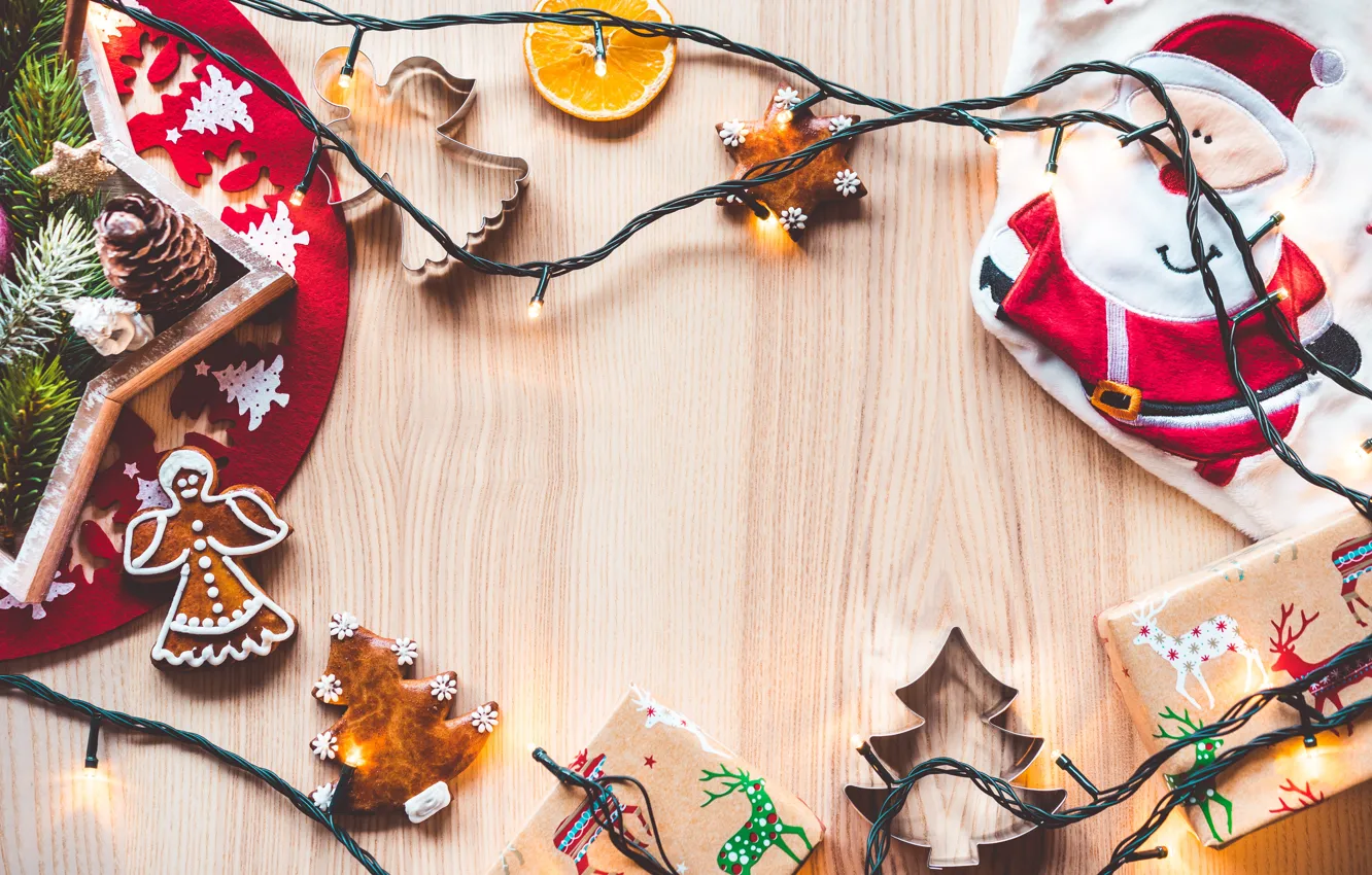 Фото обои праздник, апельсин, Новый Год, печенье, долька, подарки, гирлянда, Дед Мороз