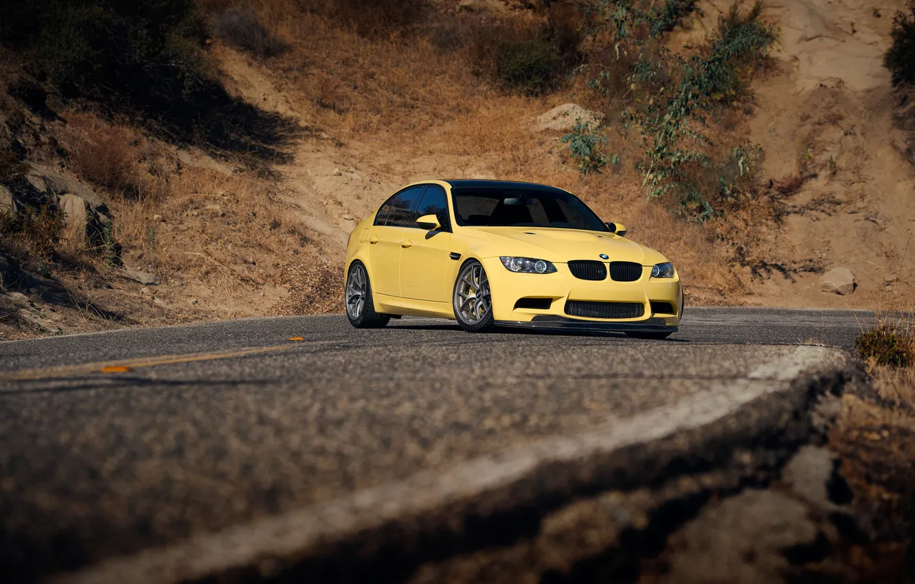 Фото обои дорога, жёлтый, bmw, бмв, вид спереди, e90, спортивный седан, dakar yellow