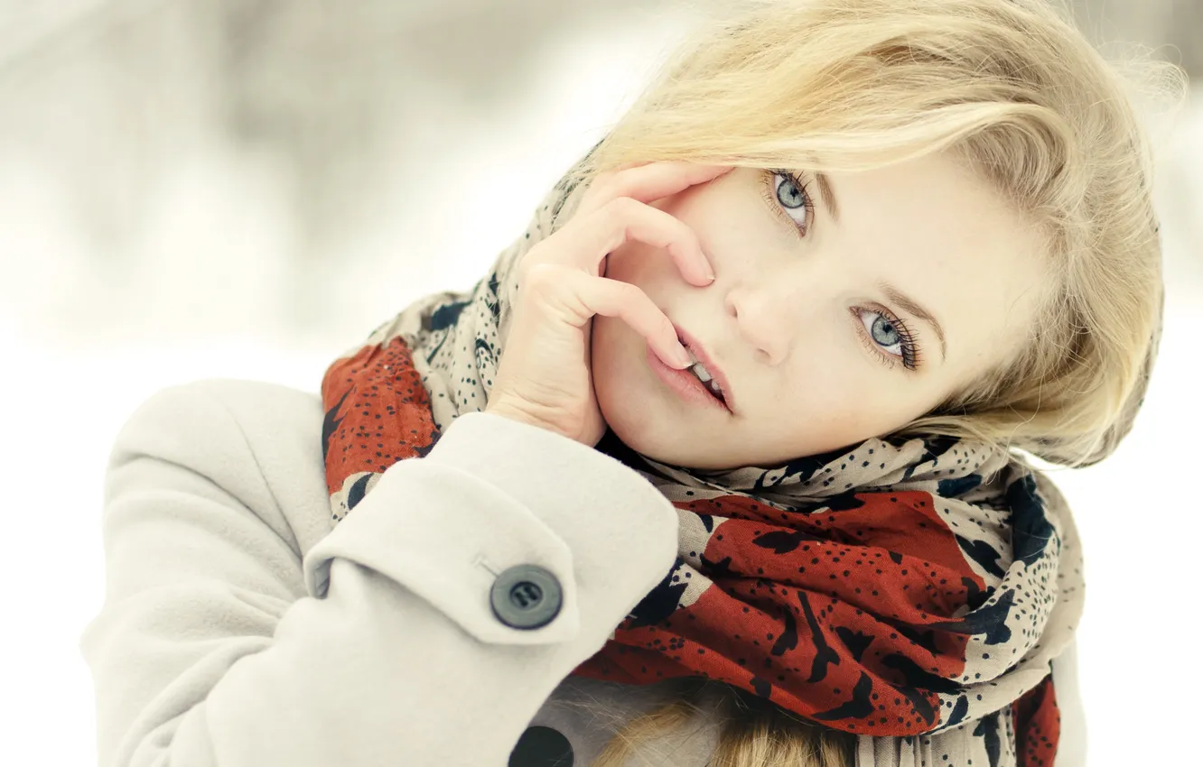 Фото обои зима, глаза, взгляд, девушка, снег, лицо, волосы, рука
