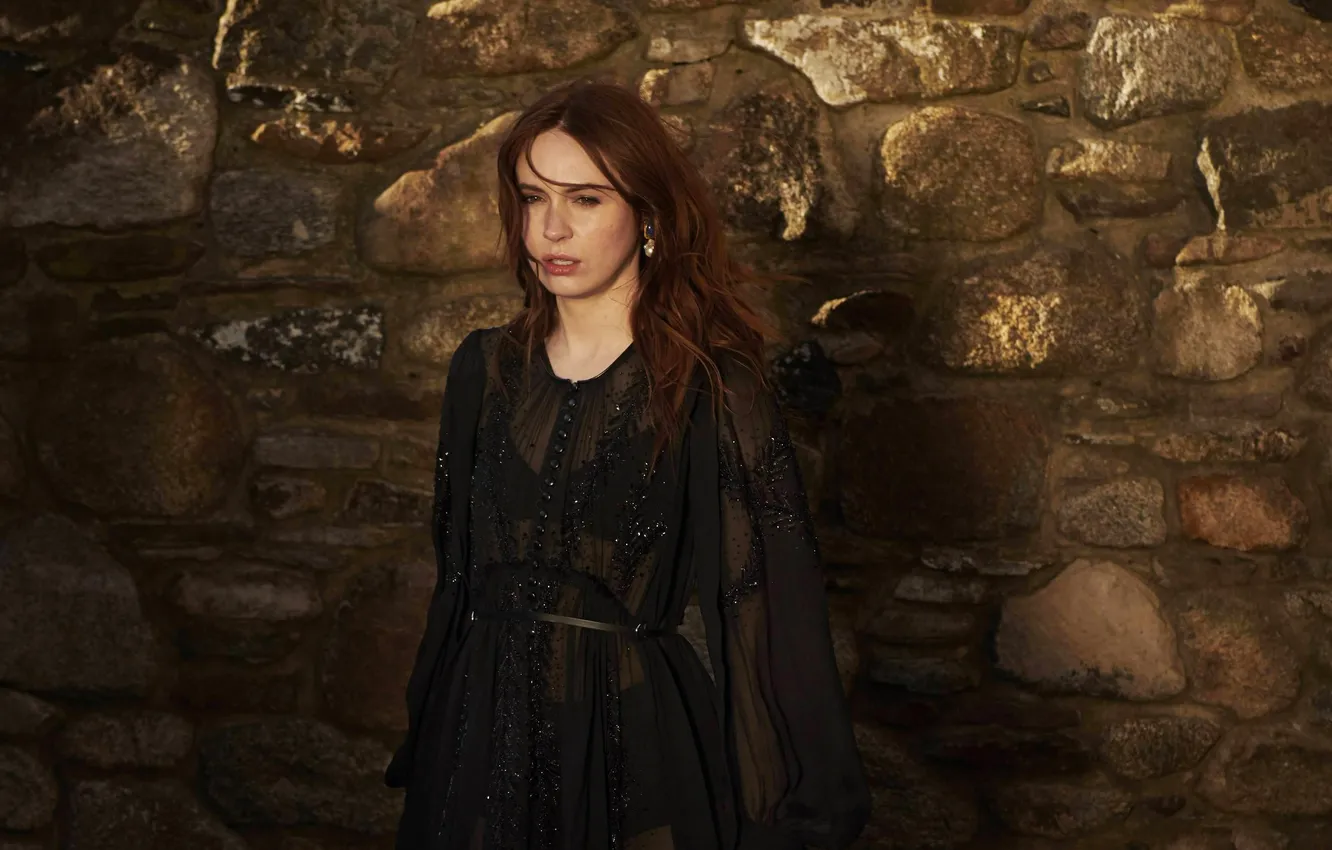 Фото обои стена, портрет, платье, актриса, шатенка, Карен Гиллан, Karen Gillan