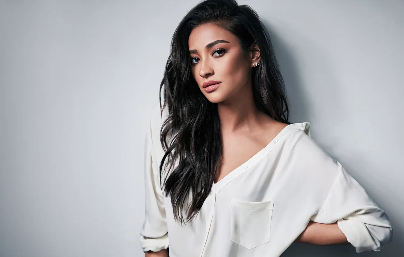 Фото обои взгляд, девушка, волосы, портрет, макияж, блузка, красивая, Shay Mitchell