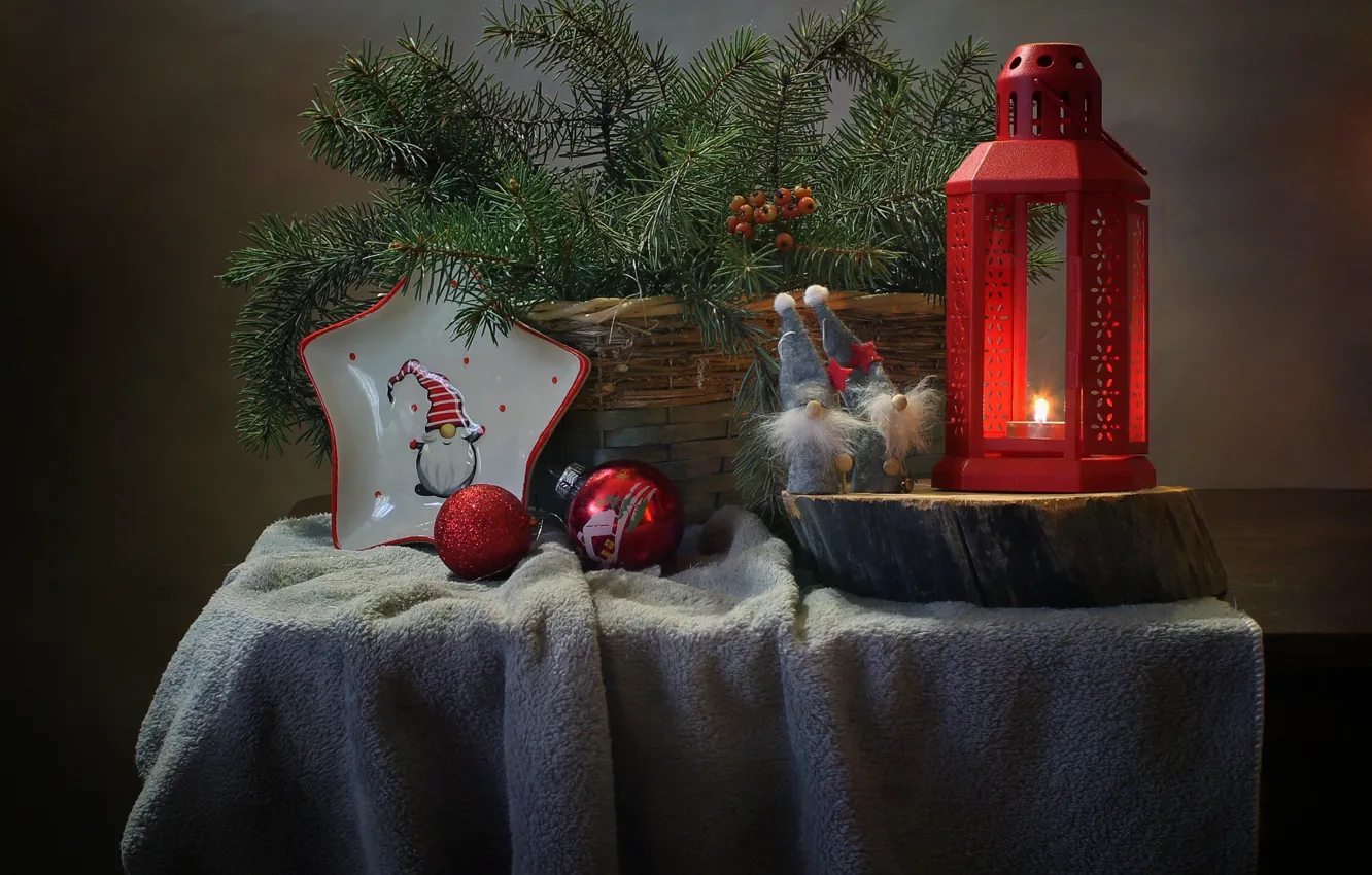 Фото обои ветки, стол, праздник, игрушки, новый год, ель, тарелка, фонарь