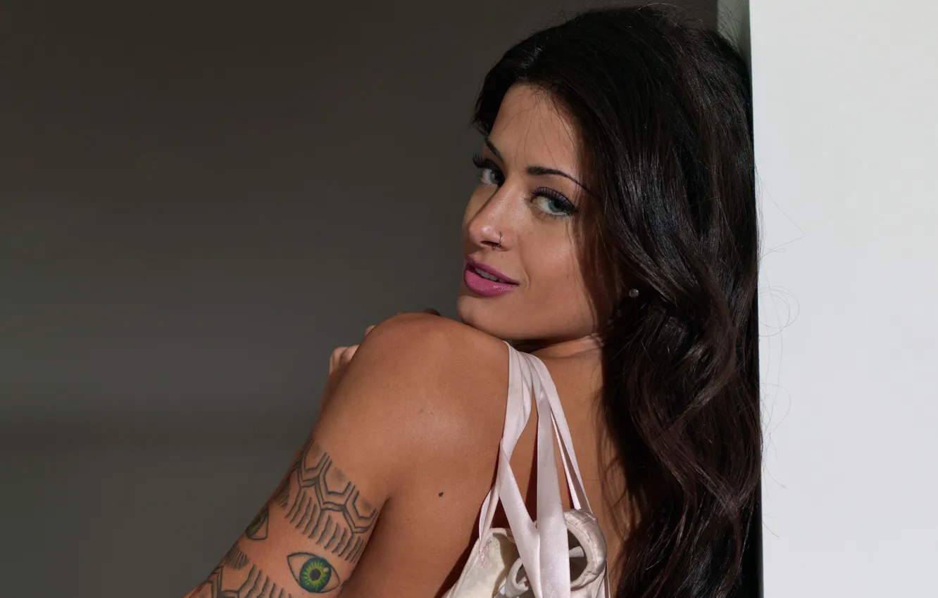 Фото обои wall, woman, smile, pink, model, tattoo, lips, brunette