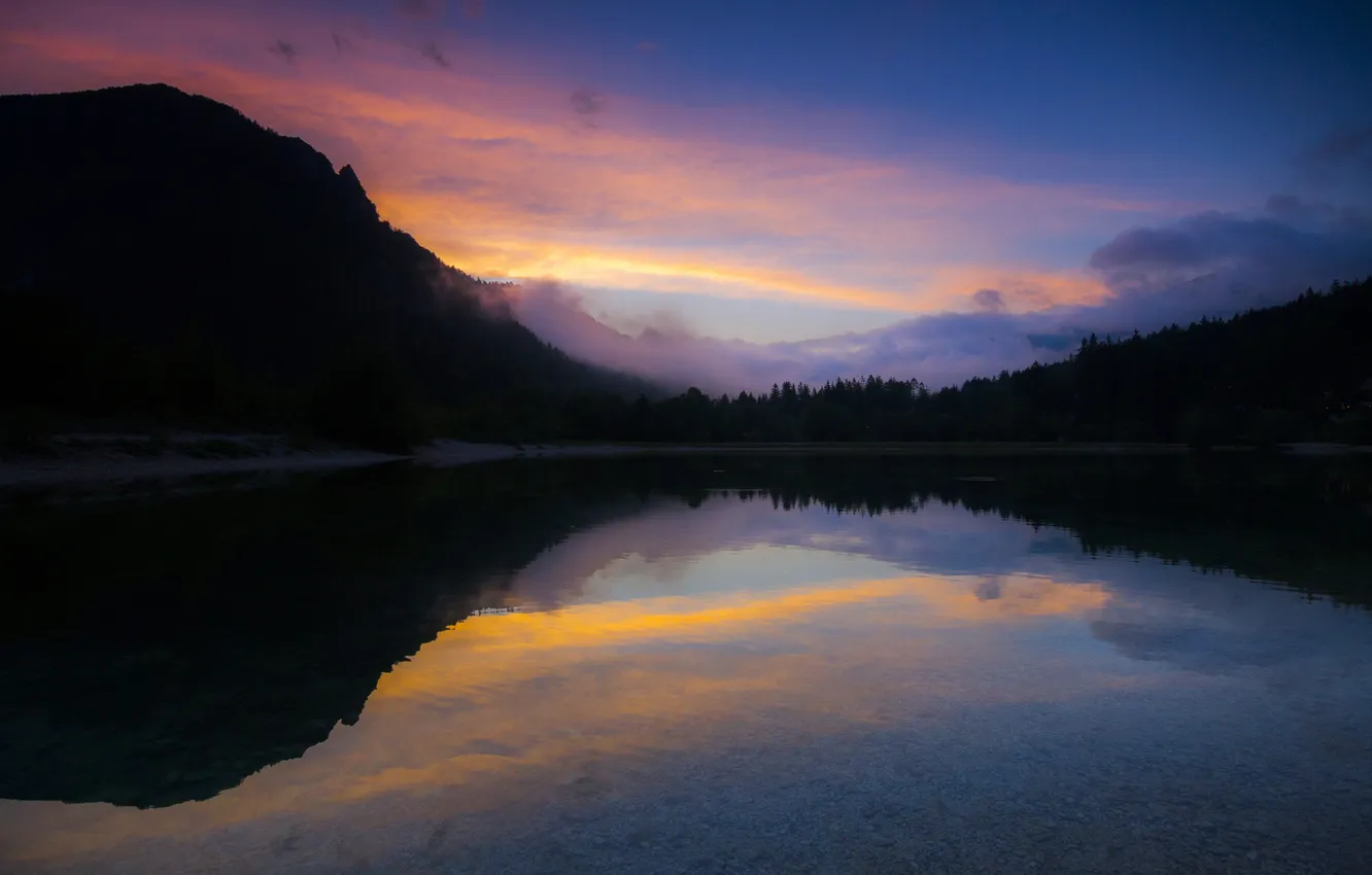 Фото обои лес, озеро, гора, вечер, силуэт, дымка, Словения, Slovenia