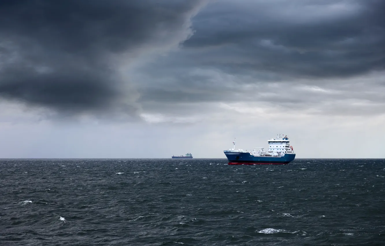 Фото обои море, тучи, пасмурно, корабли, горизонт, танкеры, Dark storm clouds