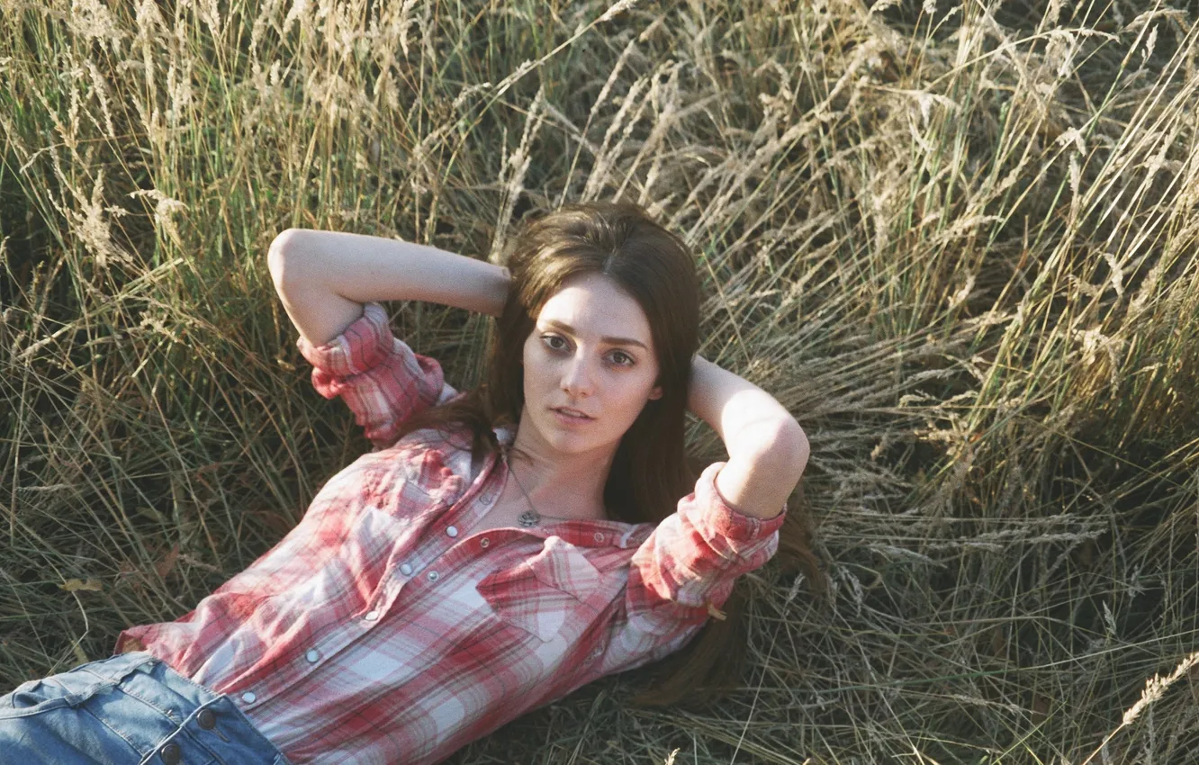 Фото обои трава, поза, модель, лежит, рубашка, Tanya