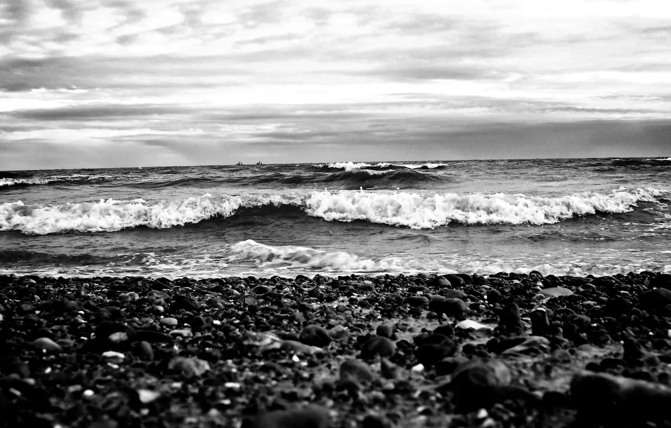 Фото обои море, волны, природа, камни, побережье, пейзажи, корабли, черно-белое