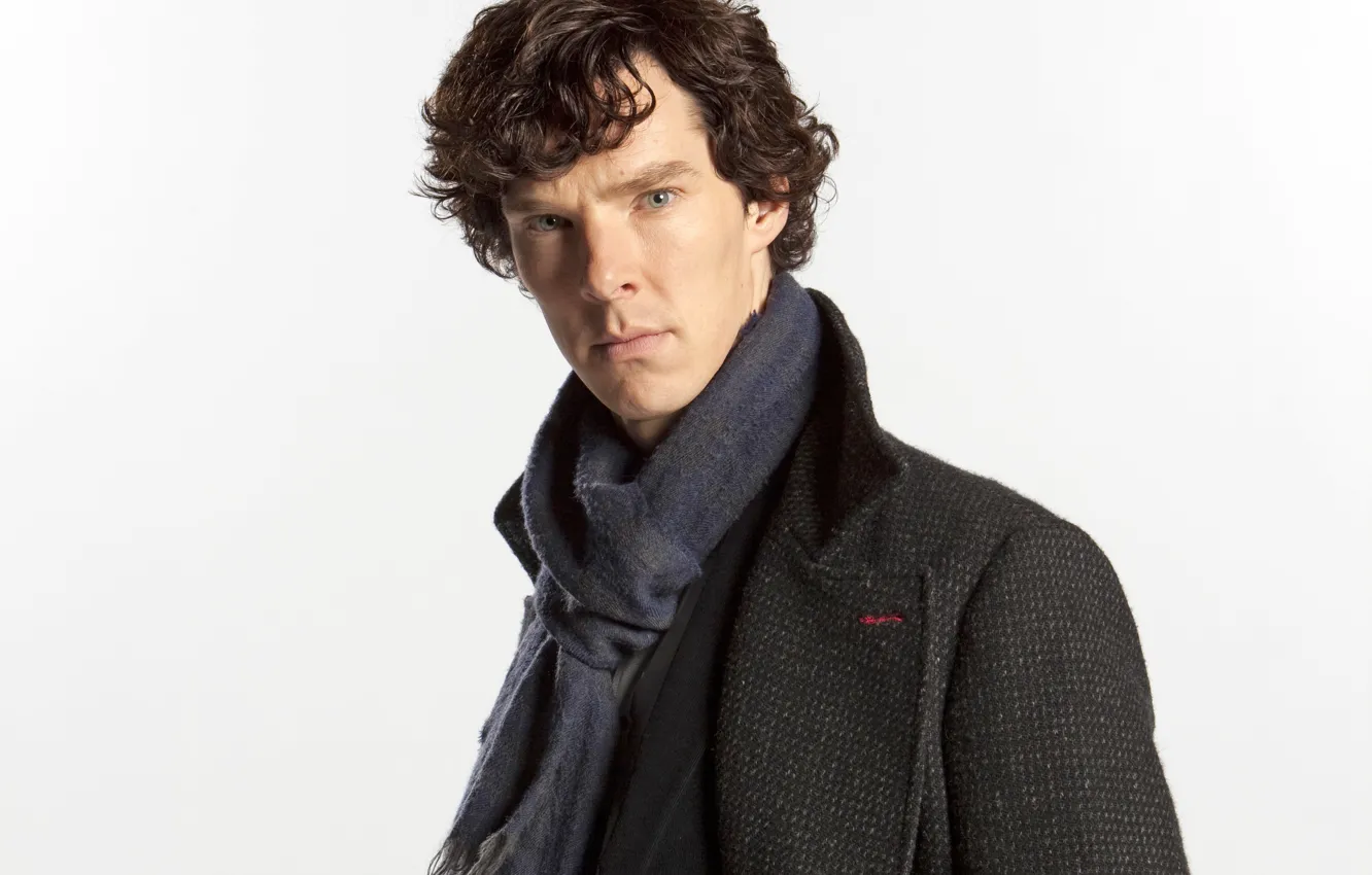 Фото обои взгляд, фон, шарф, Шерлок Холмс, пальто, Бенедикт Камбербэтч, Benedict Cumberbatch, Sherlock