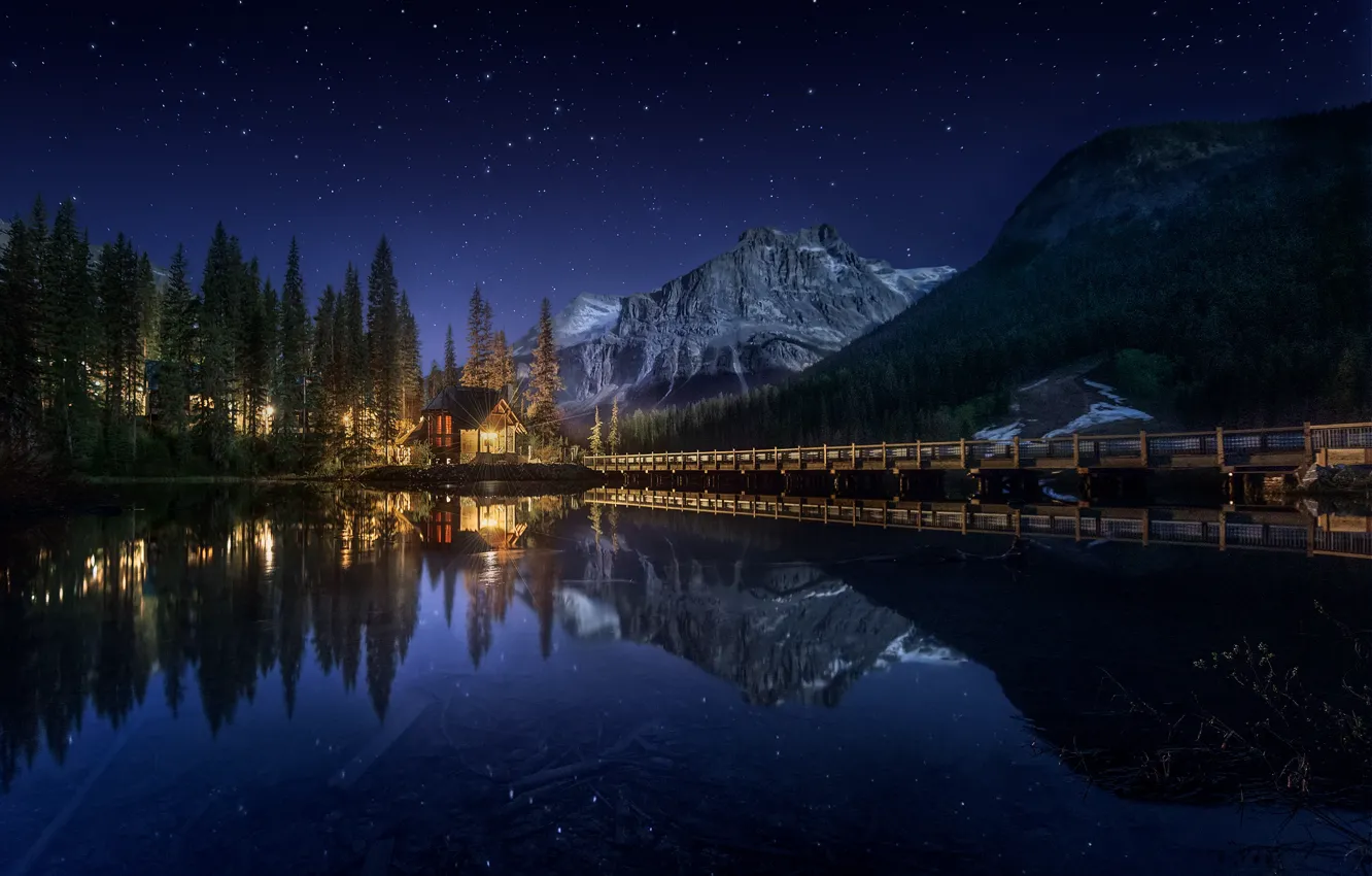 Фото обои лес, небо, вода, звезды, горы, ночь, Канада, домик