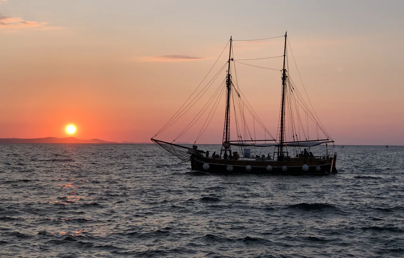 Фото обои море, побережье, корабль, парусник, вечер, прогулка, пассажиры, морская романтика