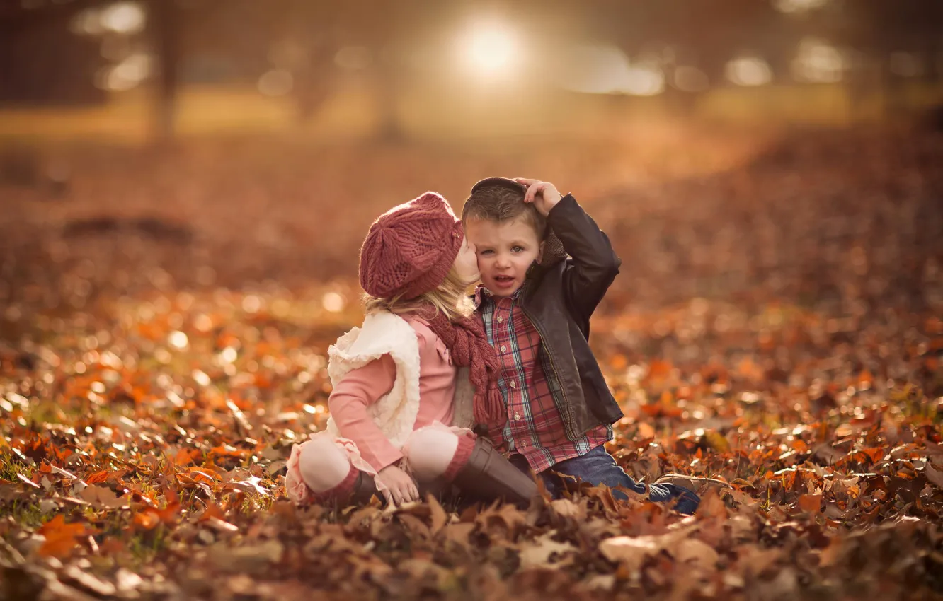 Фото обои осень, листья, мальчик, девочка, боке