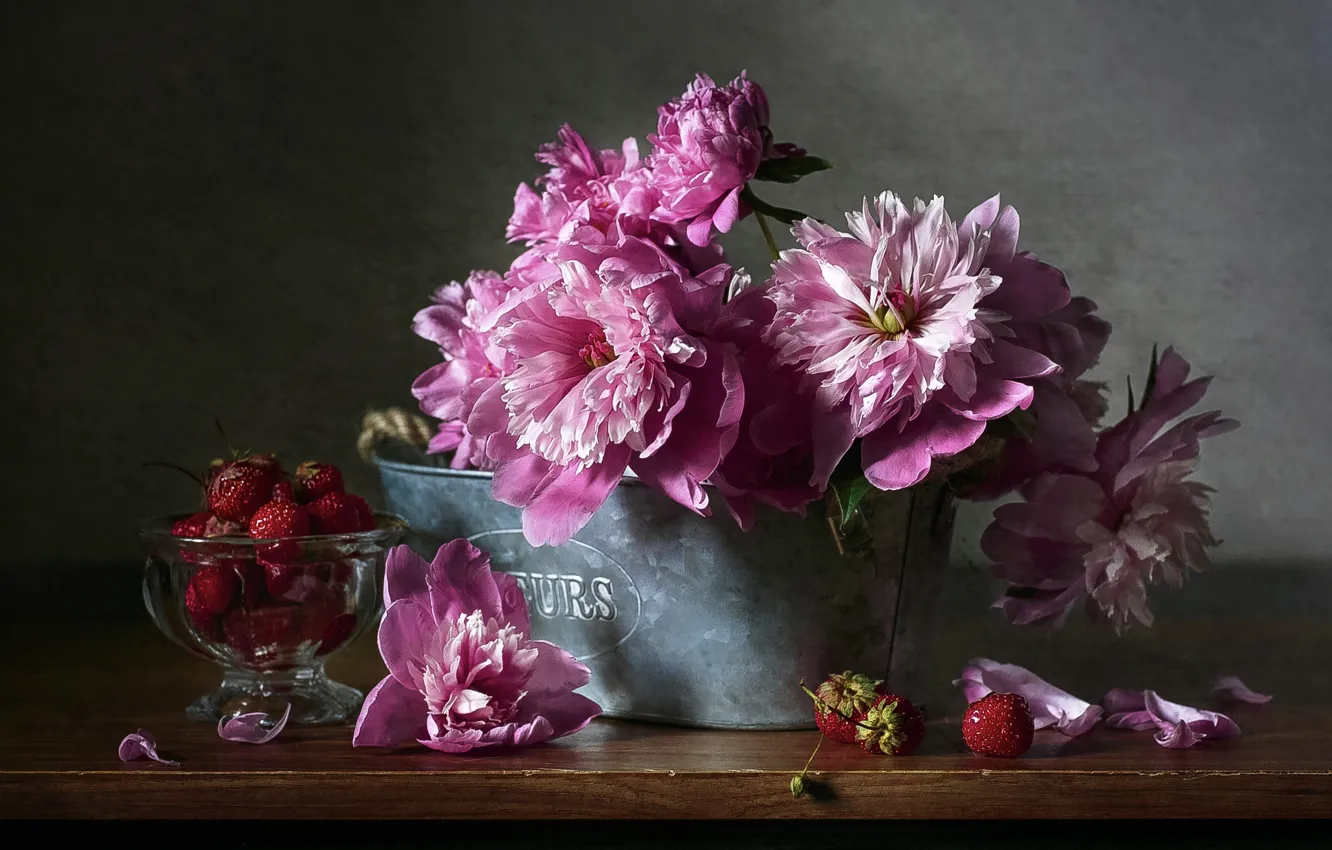 Фото обои цветы, ягоды, клубника, пионы, вазочка