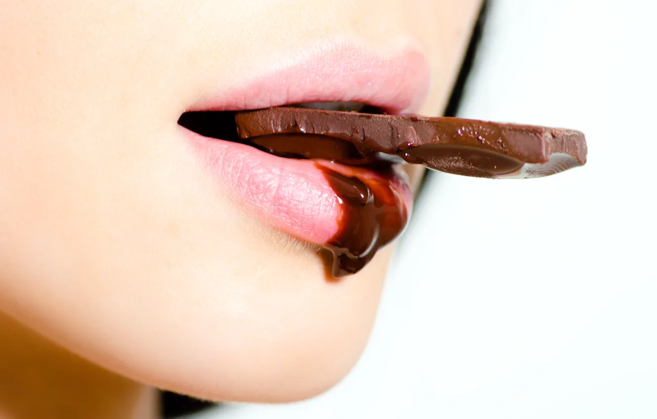 Фото обои woman, chocolate, lips