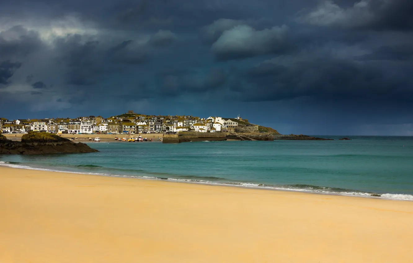 Фото обои песок, море, пляж, тучи, город, скалы, берег, Англия
