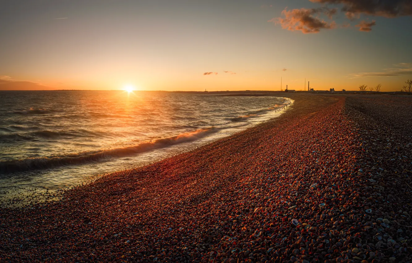 Фото обои море, волны, пляж, солнце, свет, закат, галька, рассвет