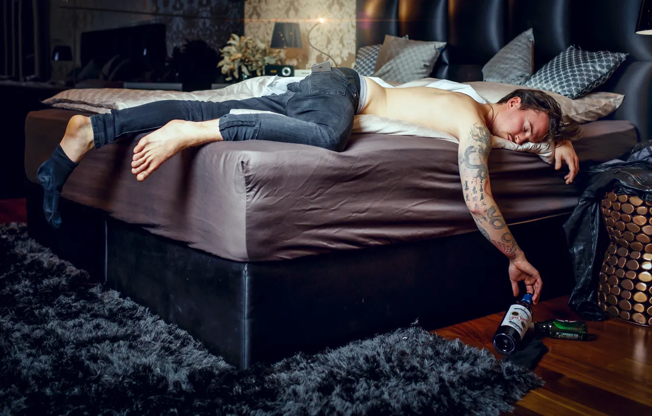 Фото обои кровать, мужик, ситуация, джинсы, тату, бутылки, пьяный, спящий