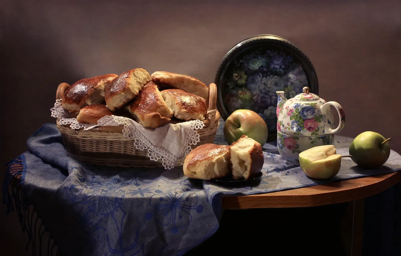 Фото обои яблоки, чайник, натюрморт, платок, поднос, пирожки