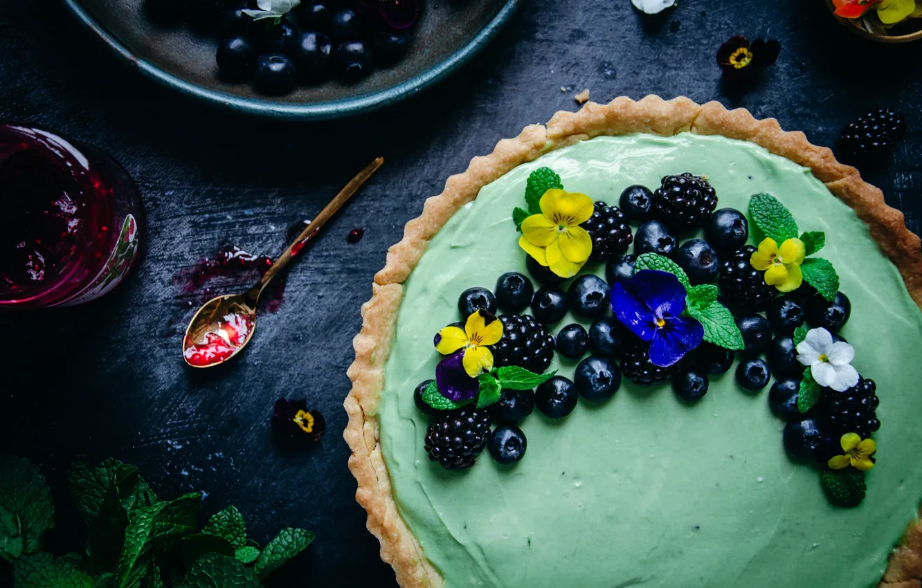 Фото обои цветы, зеленый, ягоды, темный фон, стол, желтые, черника, пирог