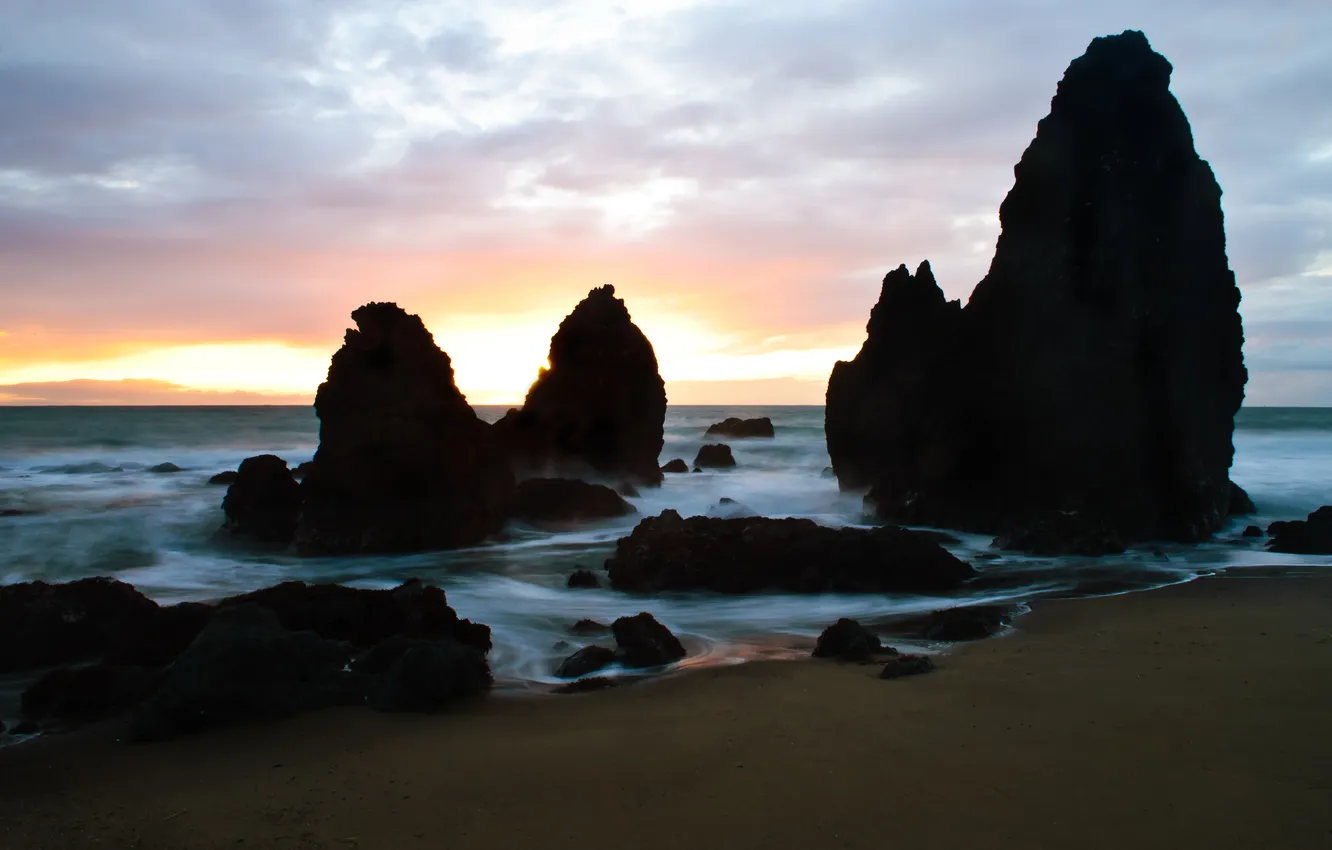 Фото обои песок, закат, камни, скалы, берег, Море
