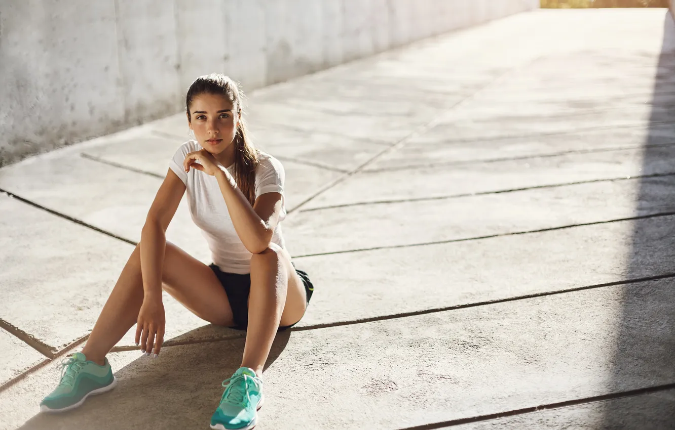Фото обои girl, athlete, sneakers, sportswear