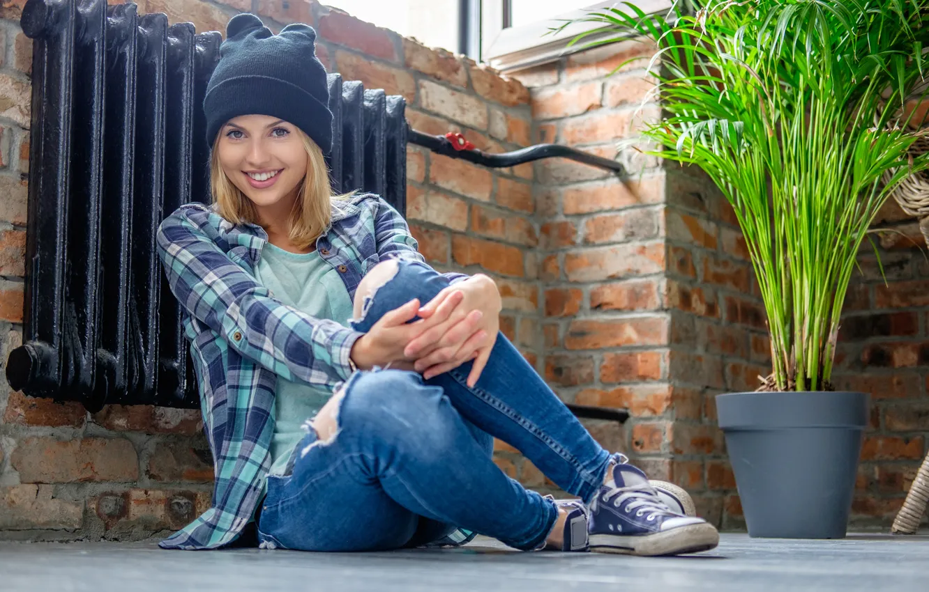 Фото обои girl, hat, young, smile, beautiful, jeans, blonde, cute