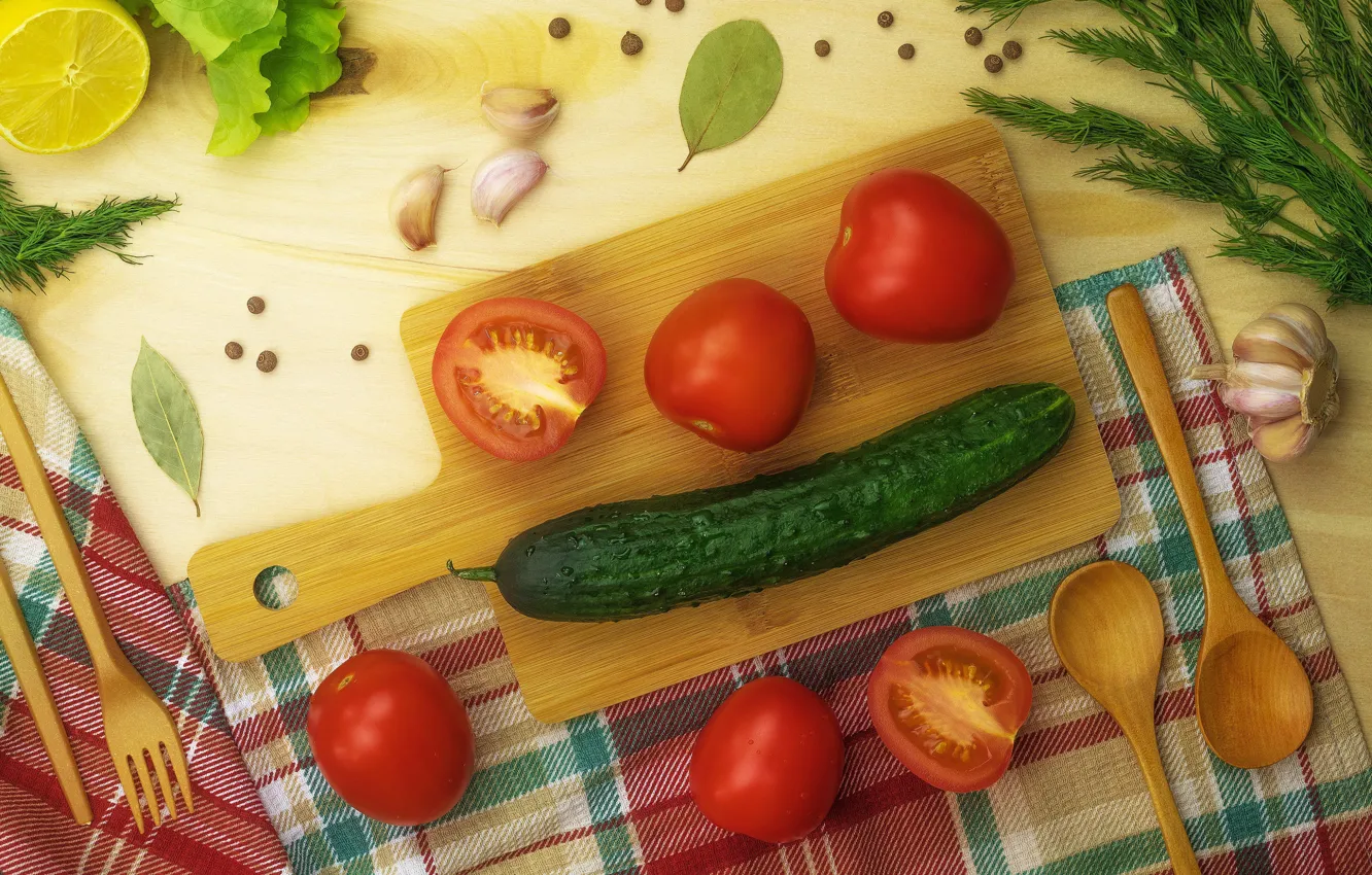 Фото обои зелень, стол, полотенце, укроп, овощи, помидоры, огурцы, вилки