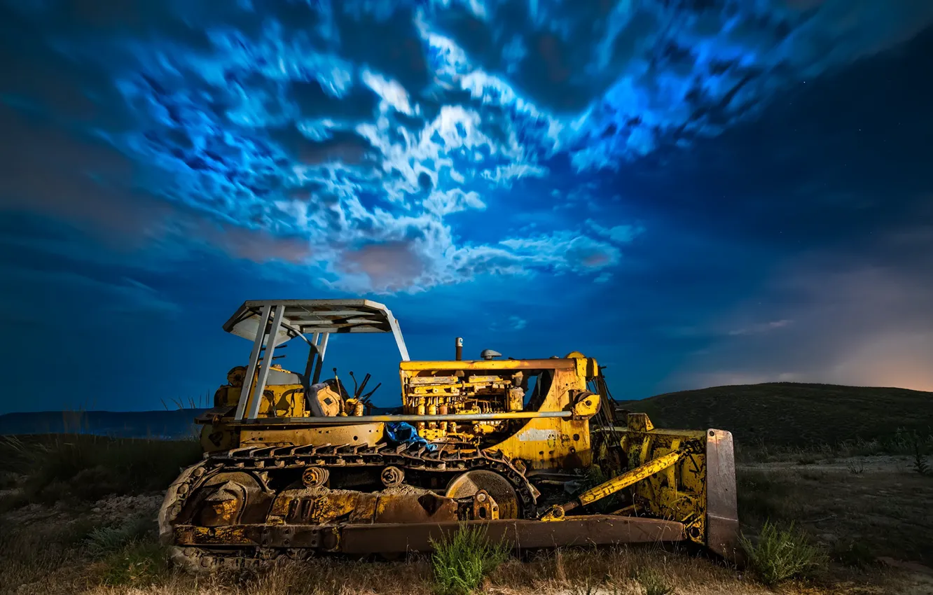 Фото обои поле, ночь, трактор, бульдозер