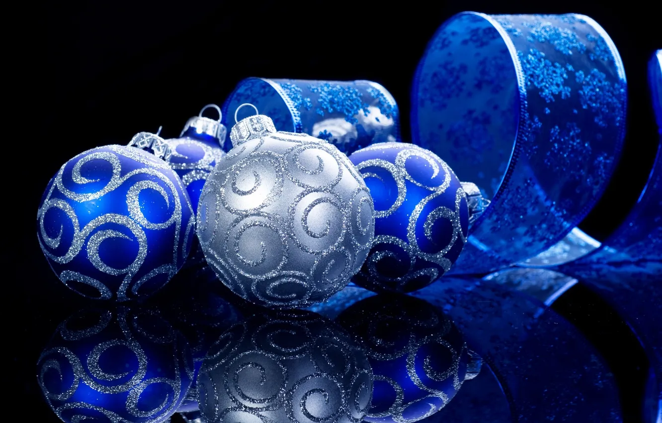 Фото обои украшения, синий, отражение, шары, серебряный, Ёлочные, лента со снежинками