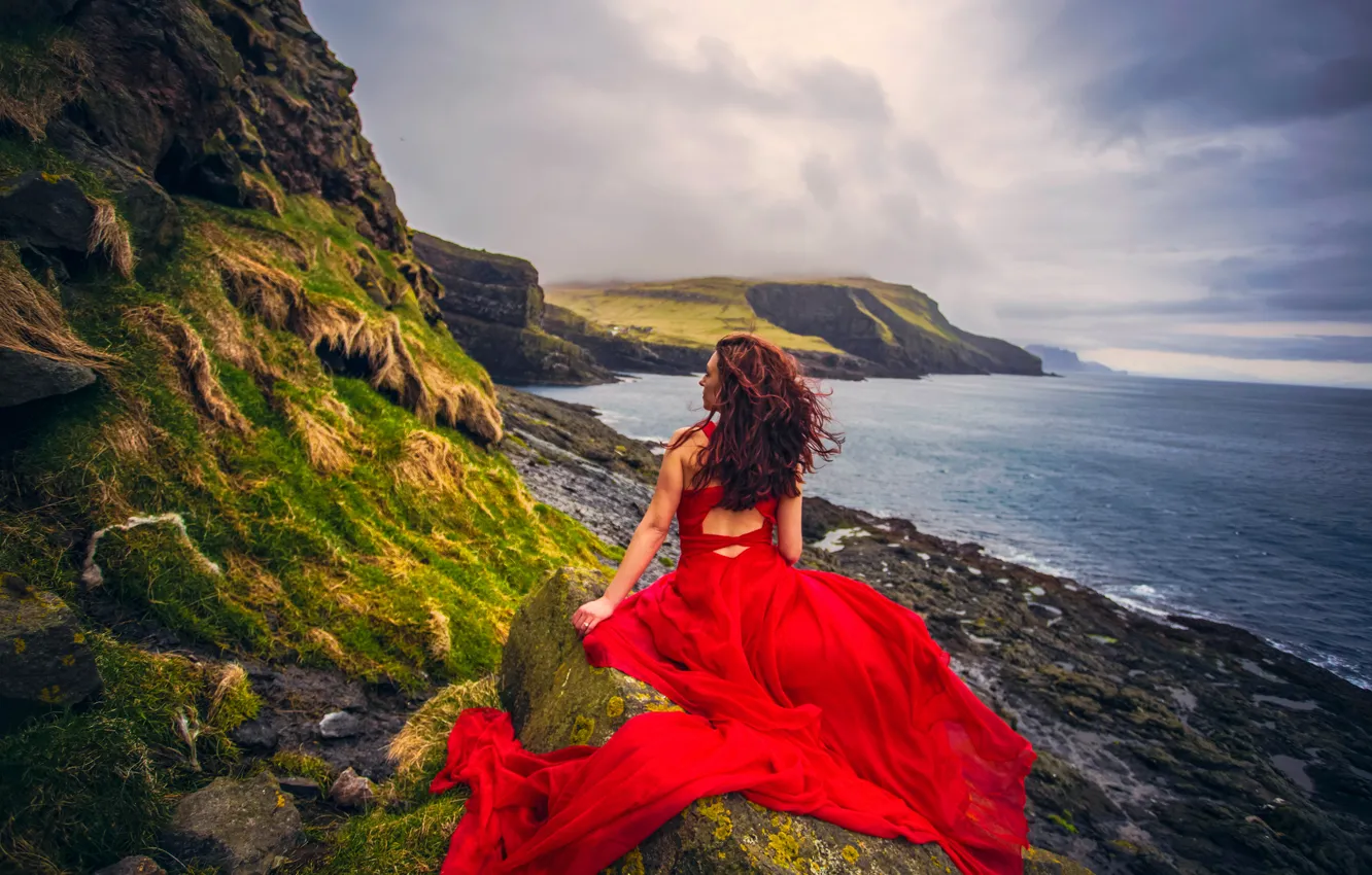 Фото обои девушка, закат, настроение, океан, побережье, Дания, платье, красное платье