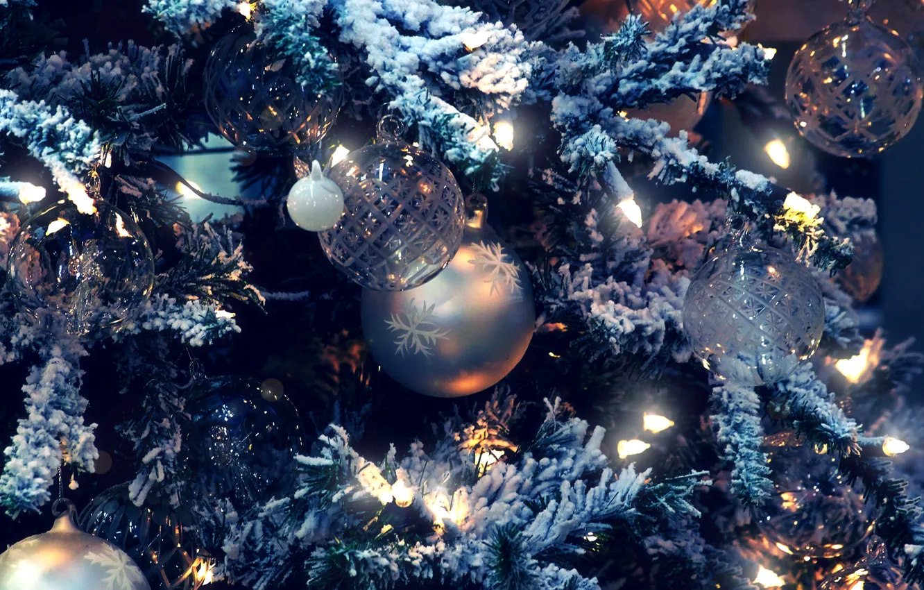 Фото обои снег, праздник, игрушки, елка, гирлянда
